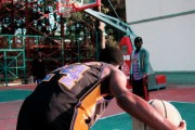 中国篮球如何鼓励大学生加入职业篮球体系，培养职业篮球运动员的学校