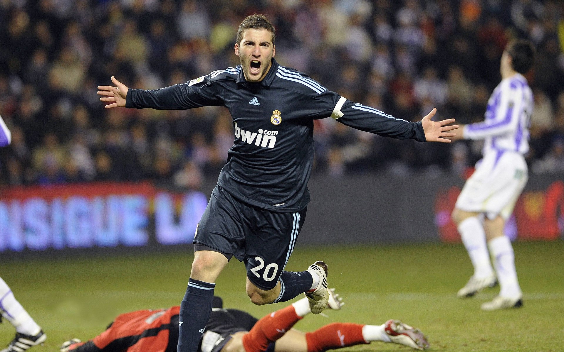 联赛焦点战场外花絮曝光：精彩瞬间背后的秘密